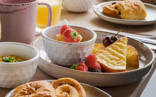 Assortiment de mets pour un brunch à bord d'un bateau de croisière sur la Seine à Paris, incluant fruits frais et viennoiseries | Le Capitaine Fracasse