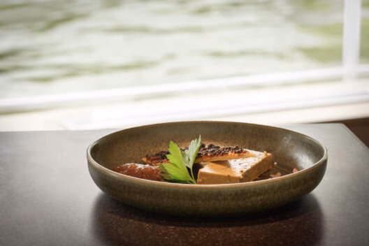 Plat gastronomique servi lors d'un dîner croisière sur la Seine à Paris, mettant en valeur la cuisine française | Le Capitaine Fracasse