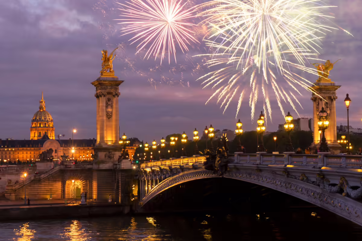 Pont d'Alexandre III dans la nuit violette avec feux d'artifice, Paris, France | Le Capitaine Fracasse