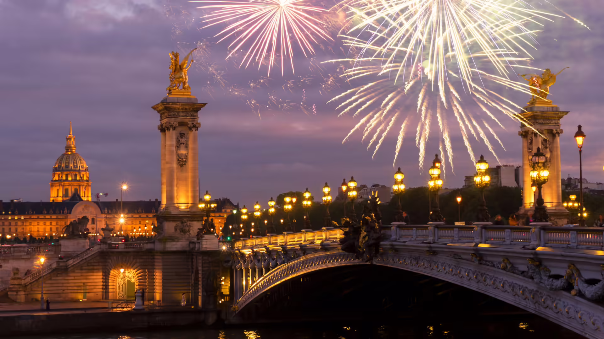 Pont d'Alexandre III dans la nuit violette avec feux d'artifice, Paris, France | Le Capitaine Fracasse