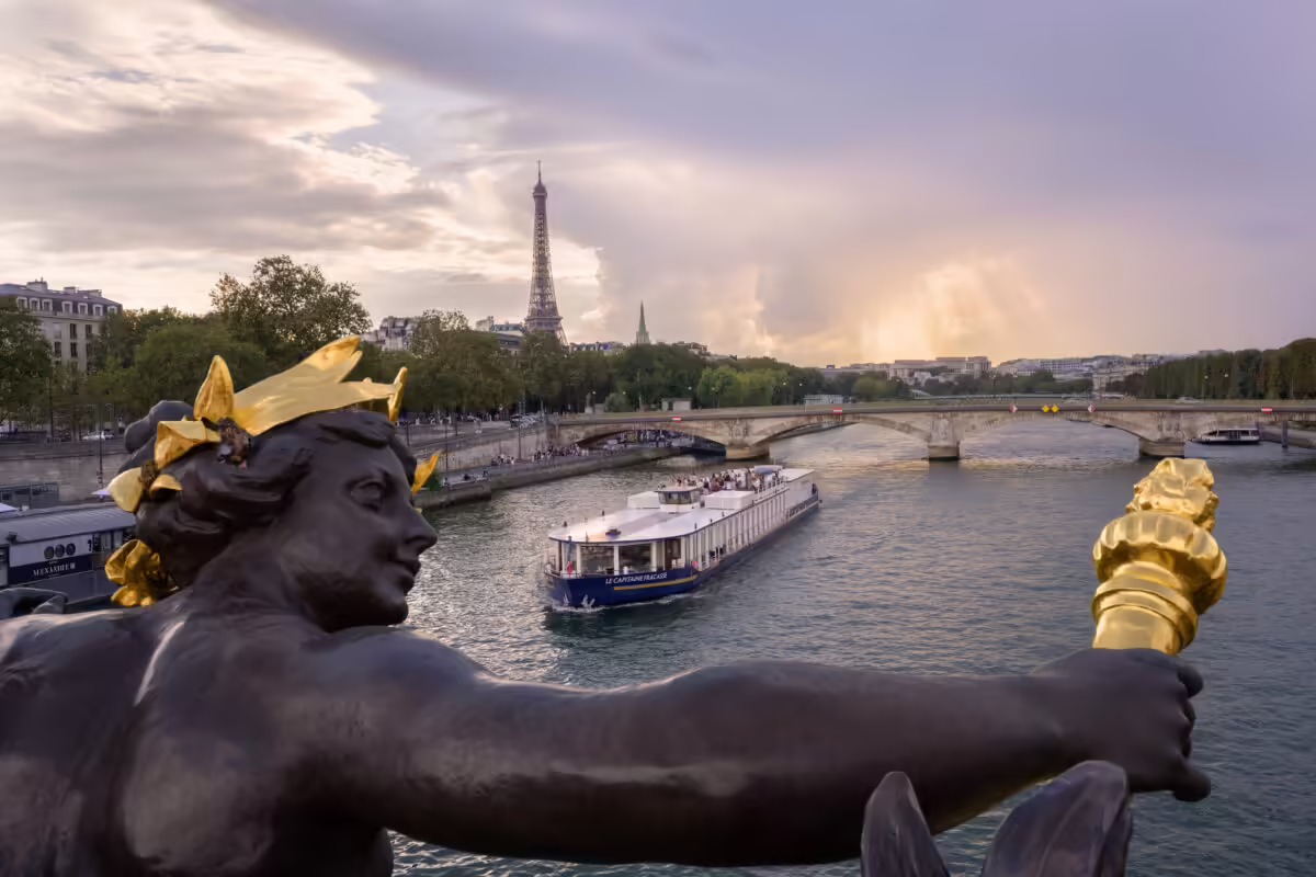 Dîner-croisière sur la Seine à Paris avec vue sur la Tour Eiffel au coucher du soleil, depuis le pont Alexandre III | Le Capitaine Fracasse