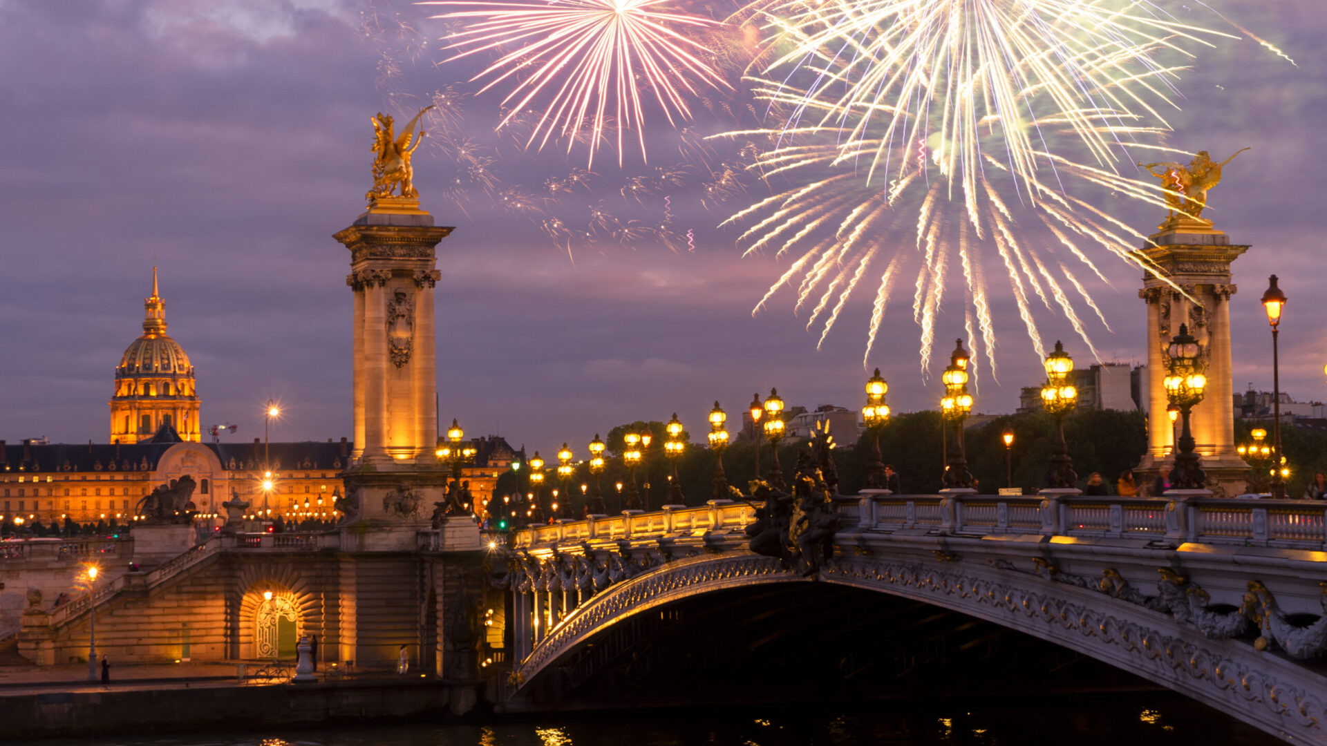 Pont d'Alexandre III dans la nuit violette avec feux d'artifice, Paris, France | Le Capitaine Fracasse