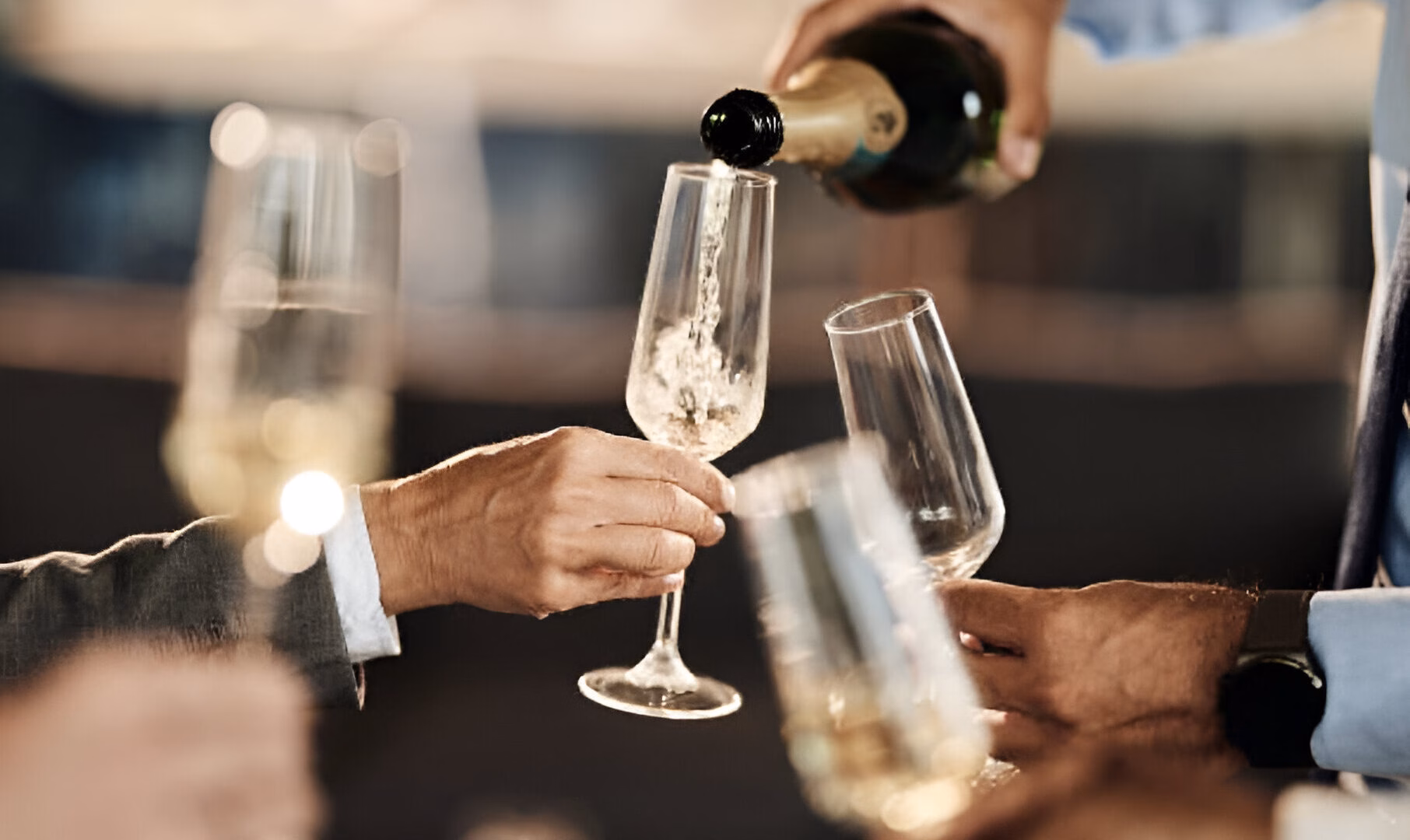 Champagne lors d'un dîner croisière sur la Seine à Paris, célébrant une soirée élégante et conviviale à bord | Le Capitaine Fracasse