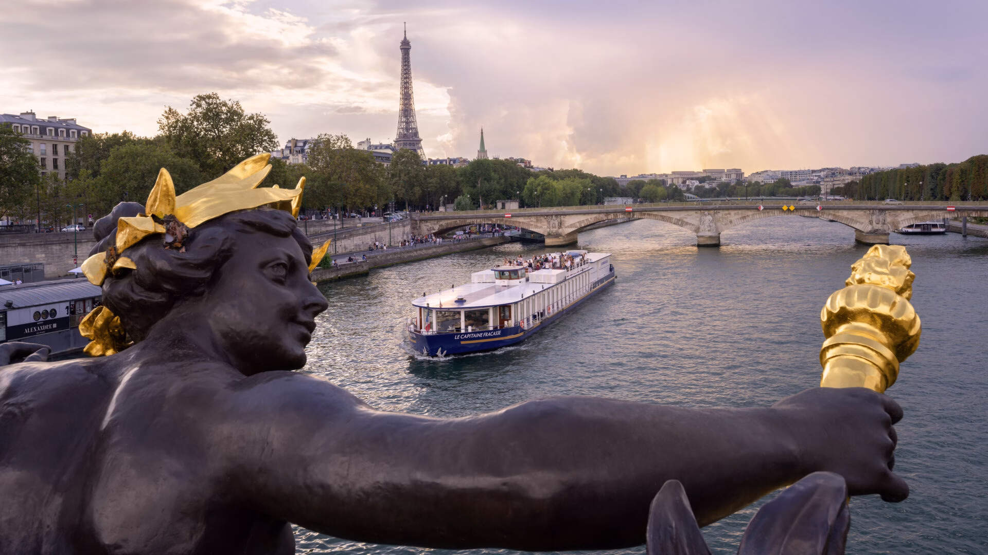 Dîner-croisière sur la Seine à Paris avec vue sur la Tour Eiffel au coucher du soleil, depuis le pont Alexandre III | Le Capitaine Fracasse