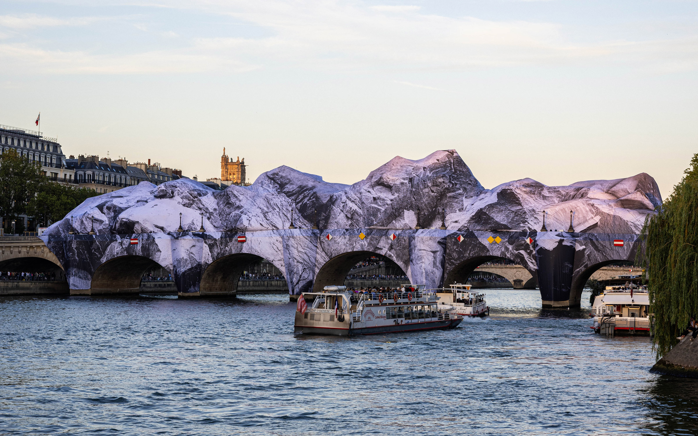 La Caverne du Pont Neuf vue depuis la Seine