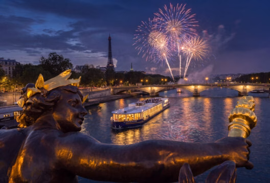 Illustration festive du Capitaine Fracasse sur la Seine, avec la tour Eiffel et des feux d’artifice